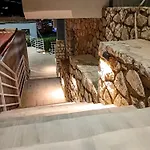 Ali *